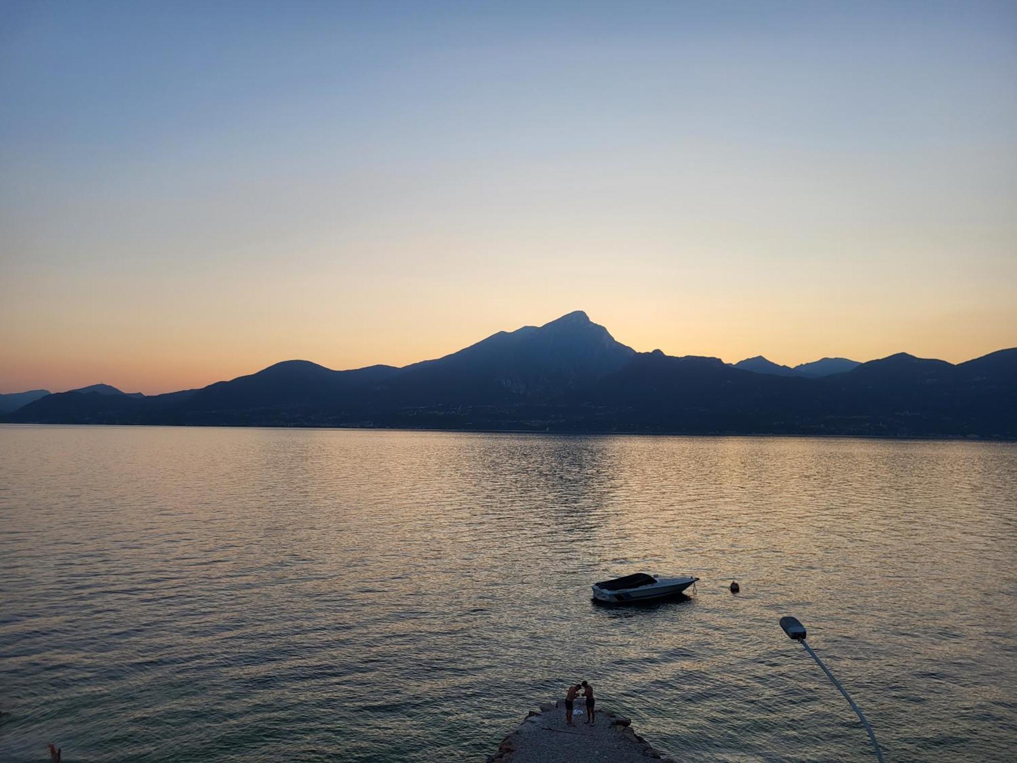 Attilio High Living Suites - Adults Only Torri Del Benaco Cameră foto